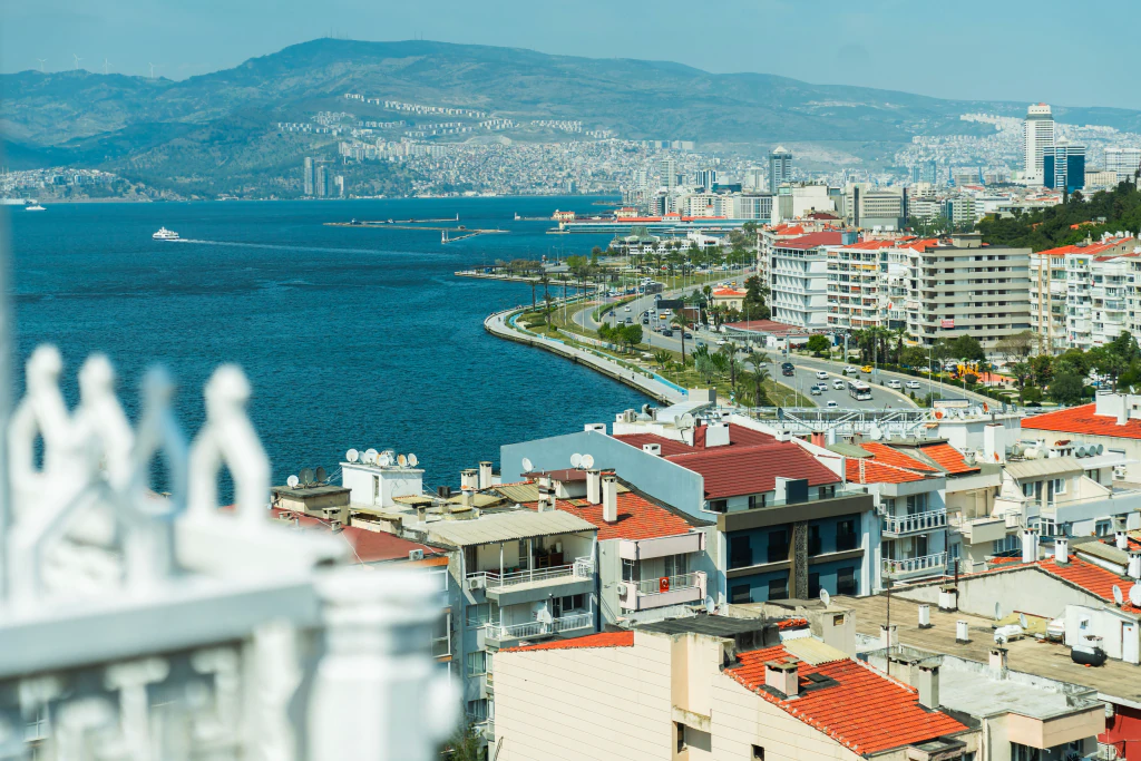 İzmir'e hangi ayda gidilir mevsimlere göre şehir rehberi