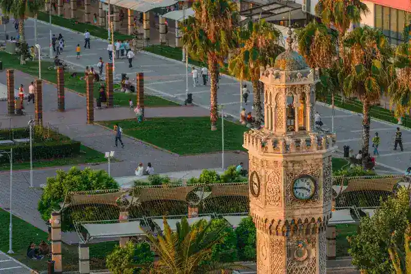 İzmir şehir merkezi transfer planı için Konak Meydanı manzarası