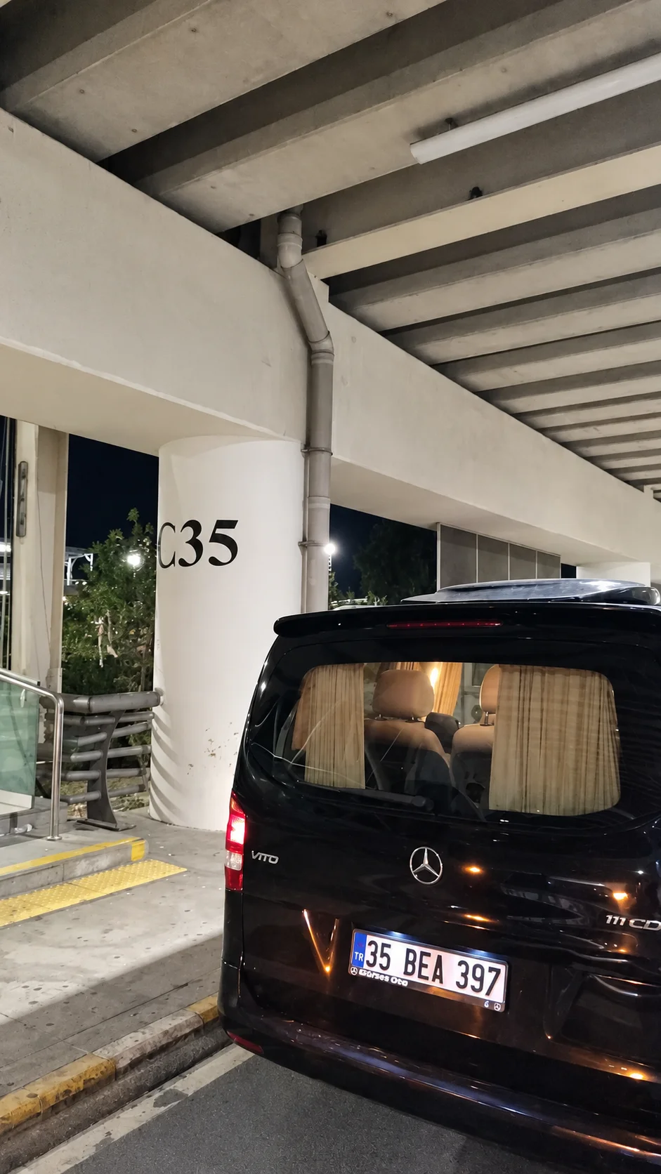 Havalimanında Mercedes Vito