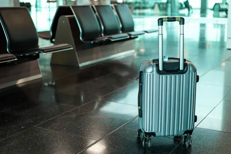 İzmir Havalimanı Aydın transfer için terminalde valiz